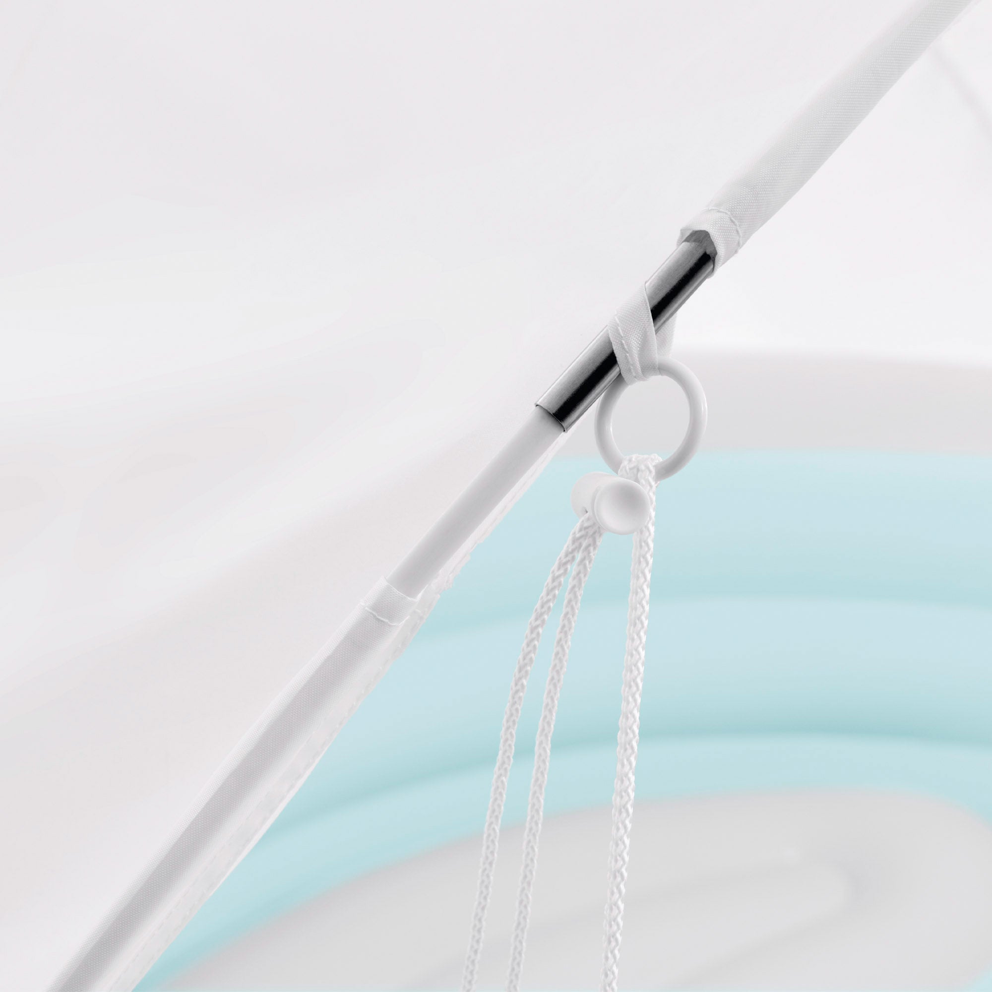 Piscina insuflável infantil INTEX, azul e branca, com cobertura solar amovível.