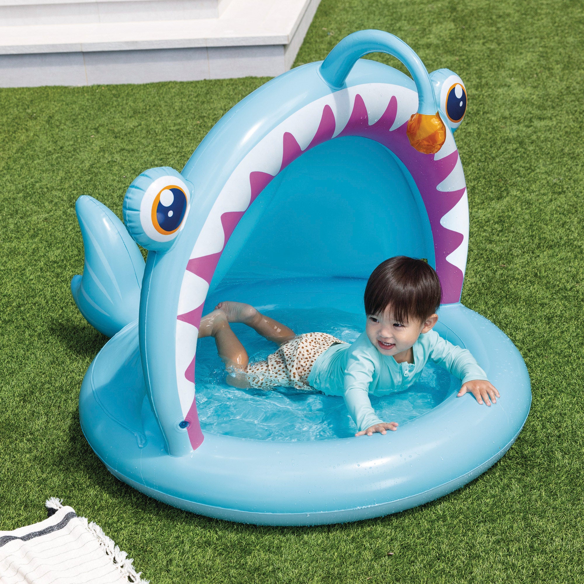 Piscina insuflável infantil INTEX em forma de peixe-anjo com cobertura e piso almofadado.