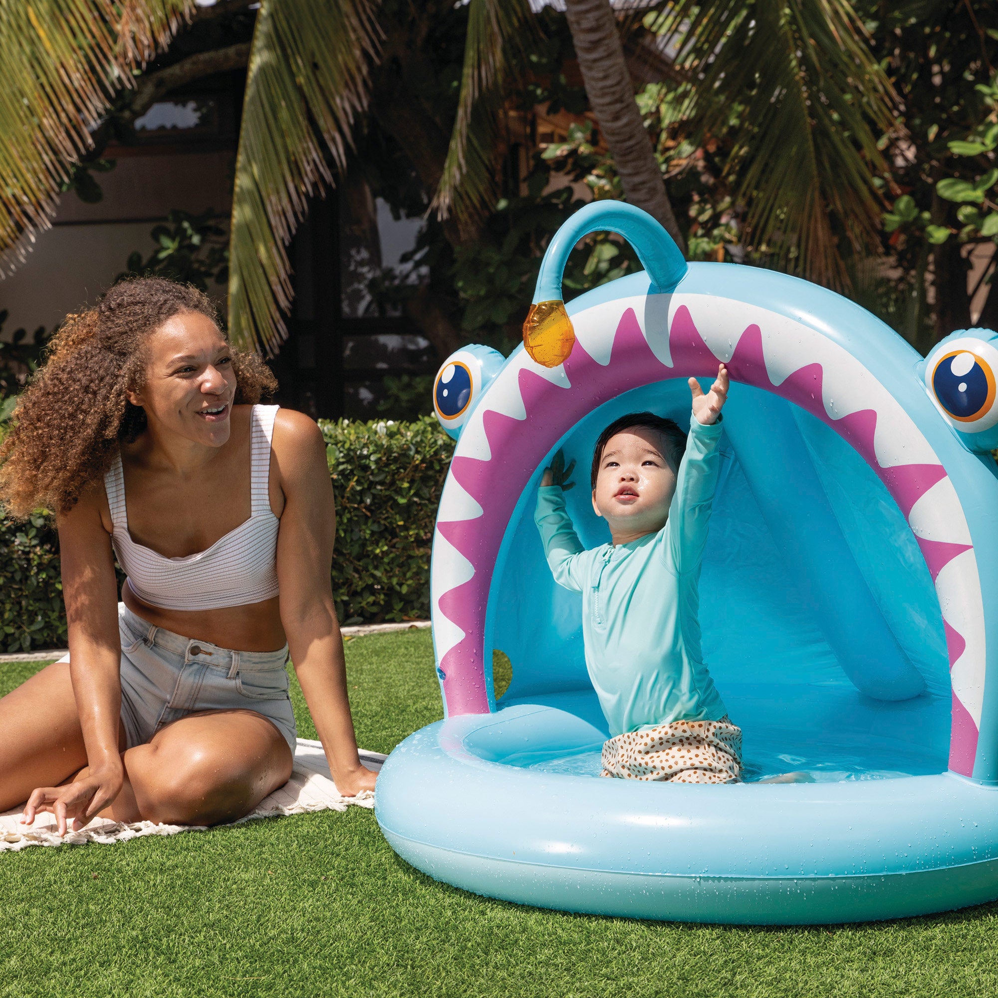 Piscina insuflável infantil INTEX em forma de peixe-anjo com cobertura e piso almofadado.