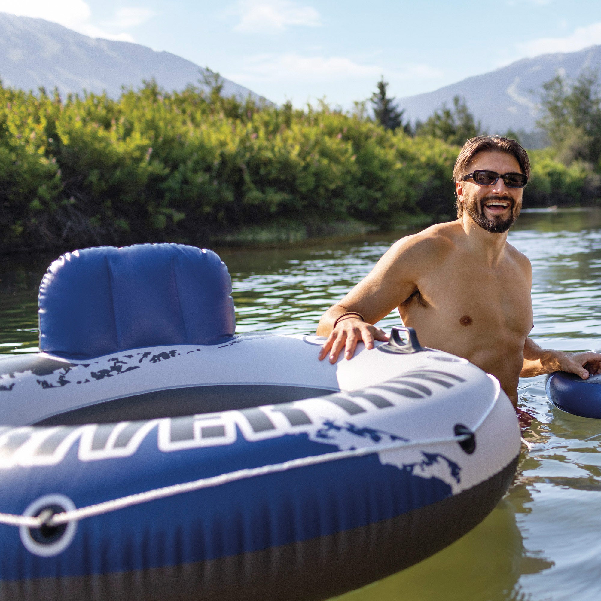 Boia insuflável INTEX River Run azul com 135 cm de diâmetro.