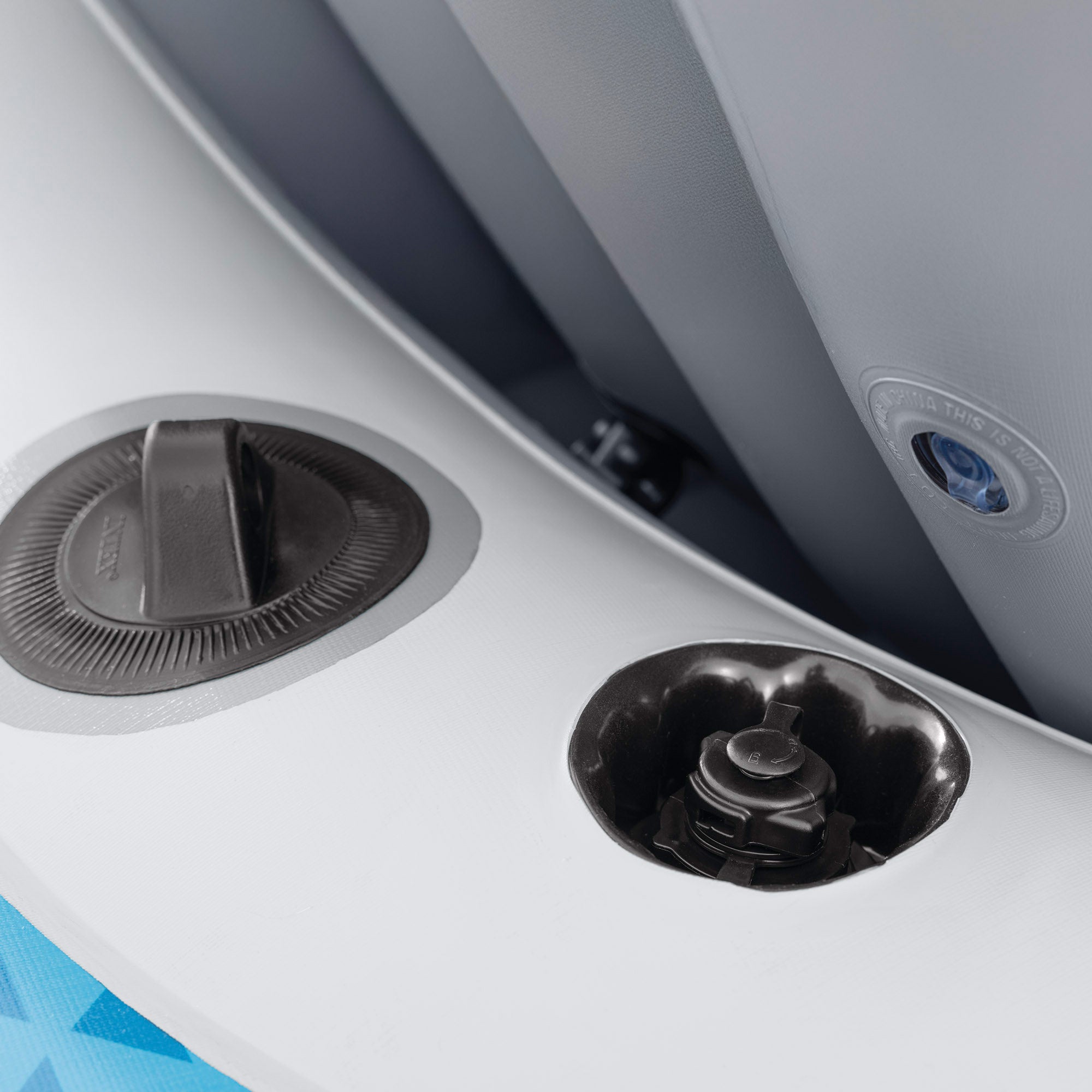 Bote insuflável INTEX Excursion 5 com remos, bomba de enchimento e assentos insufláveis.