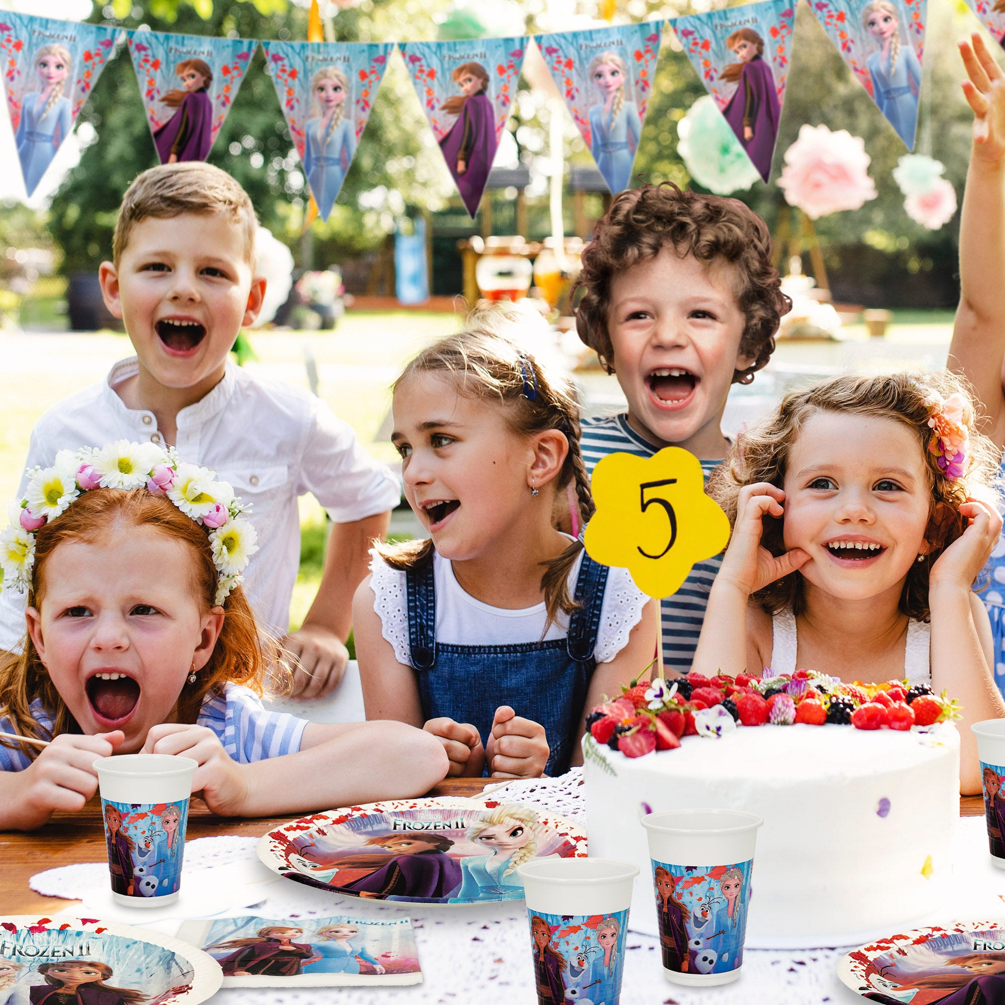 Conjunto Frozen de louça infantil e decoração descartável com 66 peças.