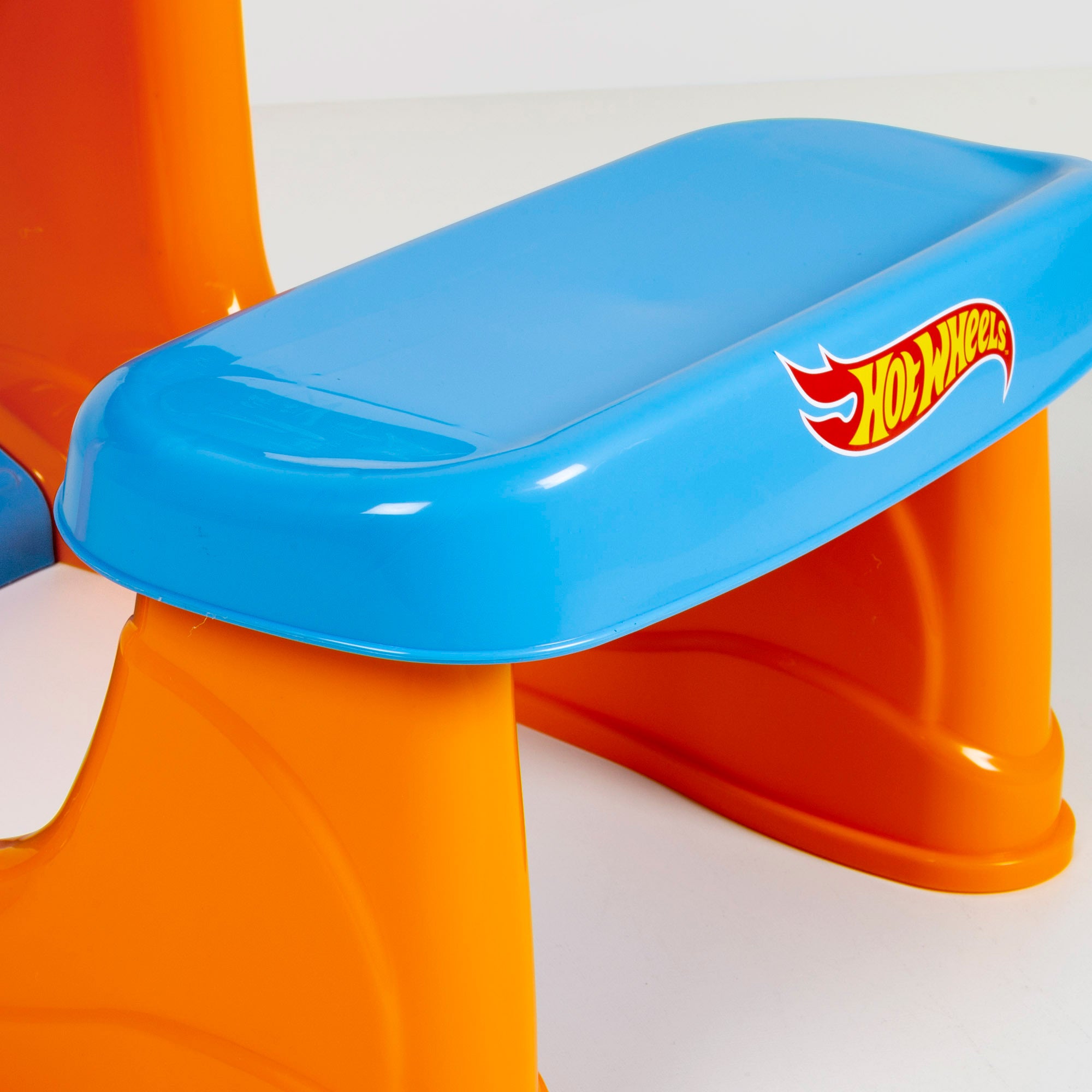 Secretária infantil Hot Wheels com assento e apoio para os pés