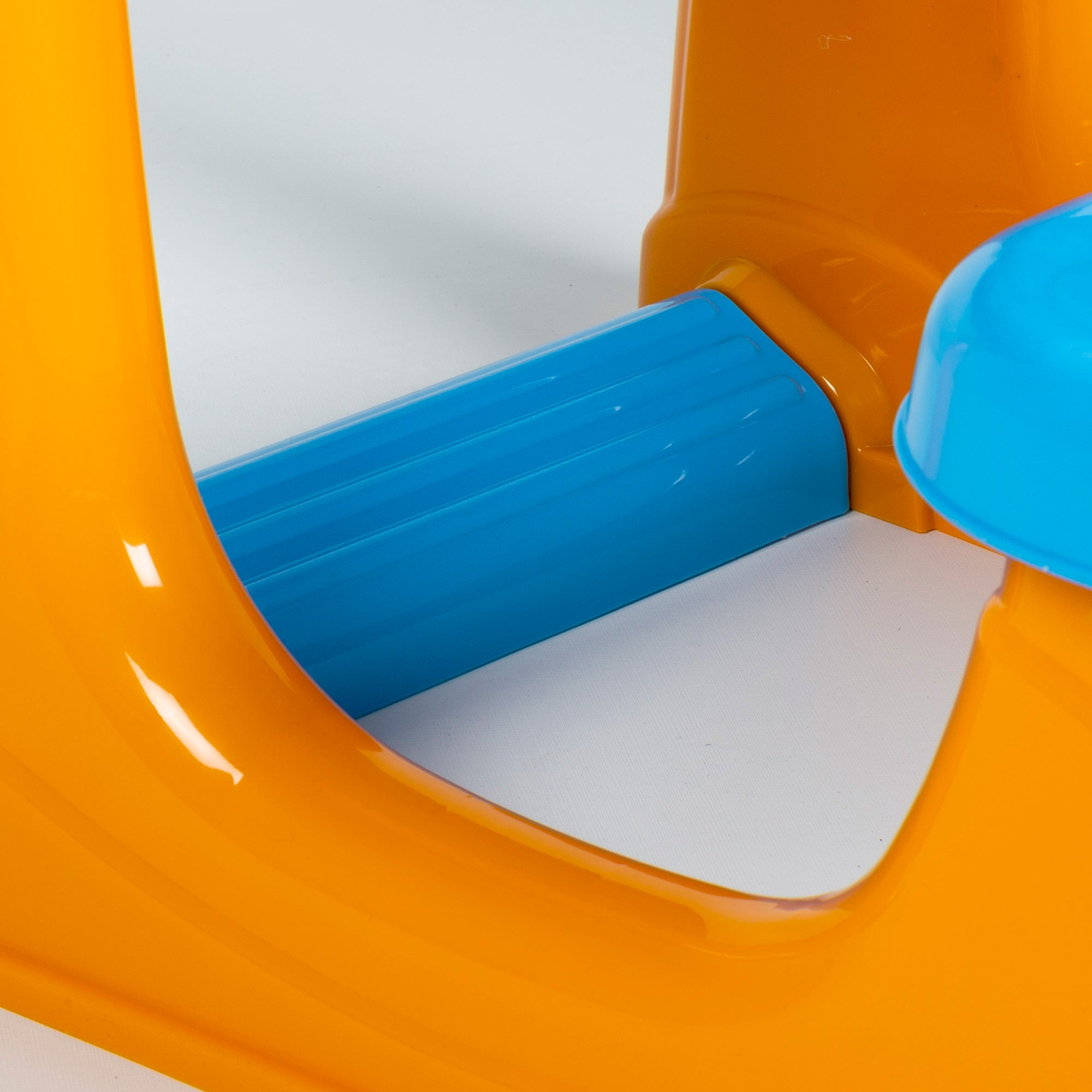 Secretária infantil Hot Wheels com assento e apoio para os pés