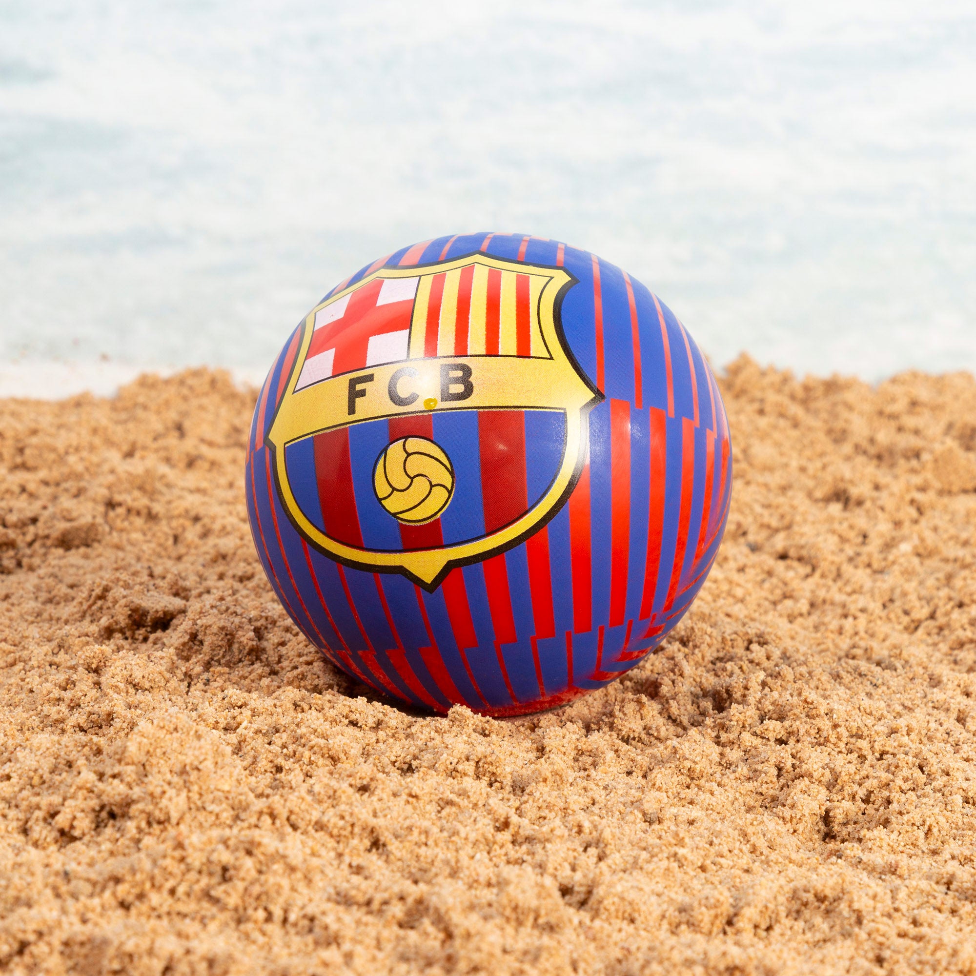 Balde de praia do FC Barcelona com acessórios e bola da equipa