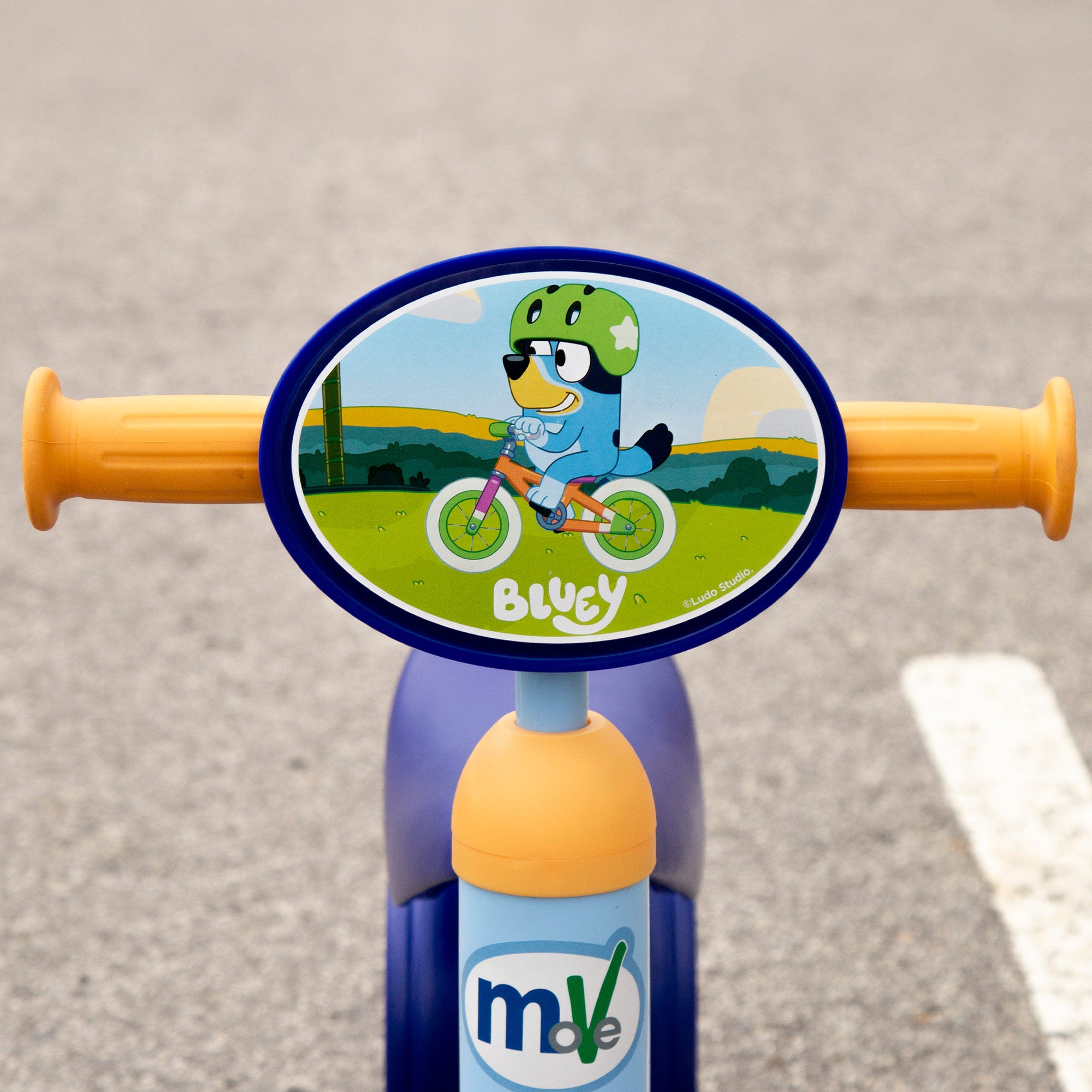 Triciclo Bluey para bebé com um peso máximo de 15 kg.