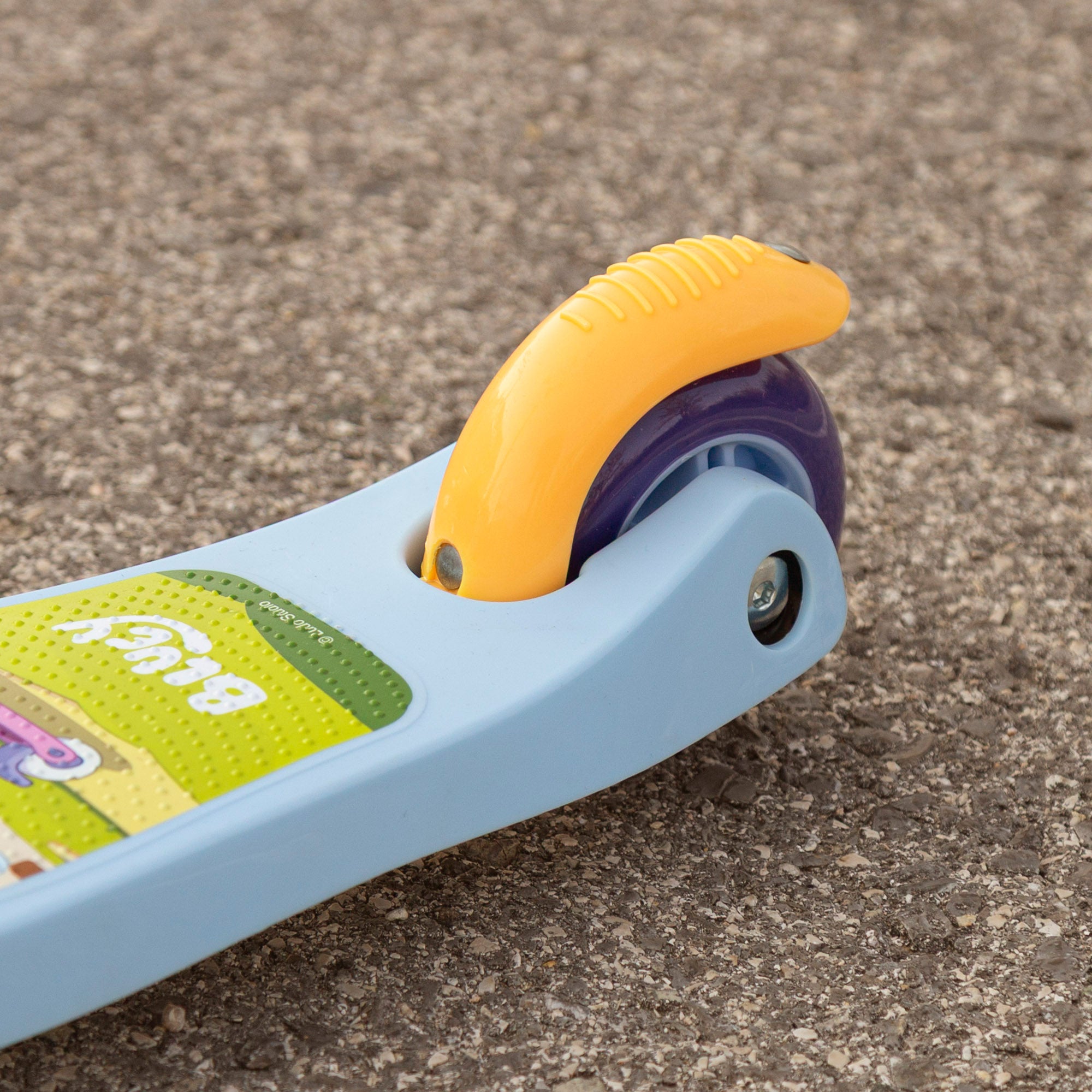 Trotinete infantil Bluey de 3 rodas com bolsa frontal