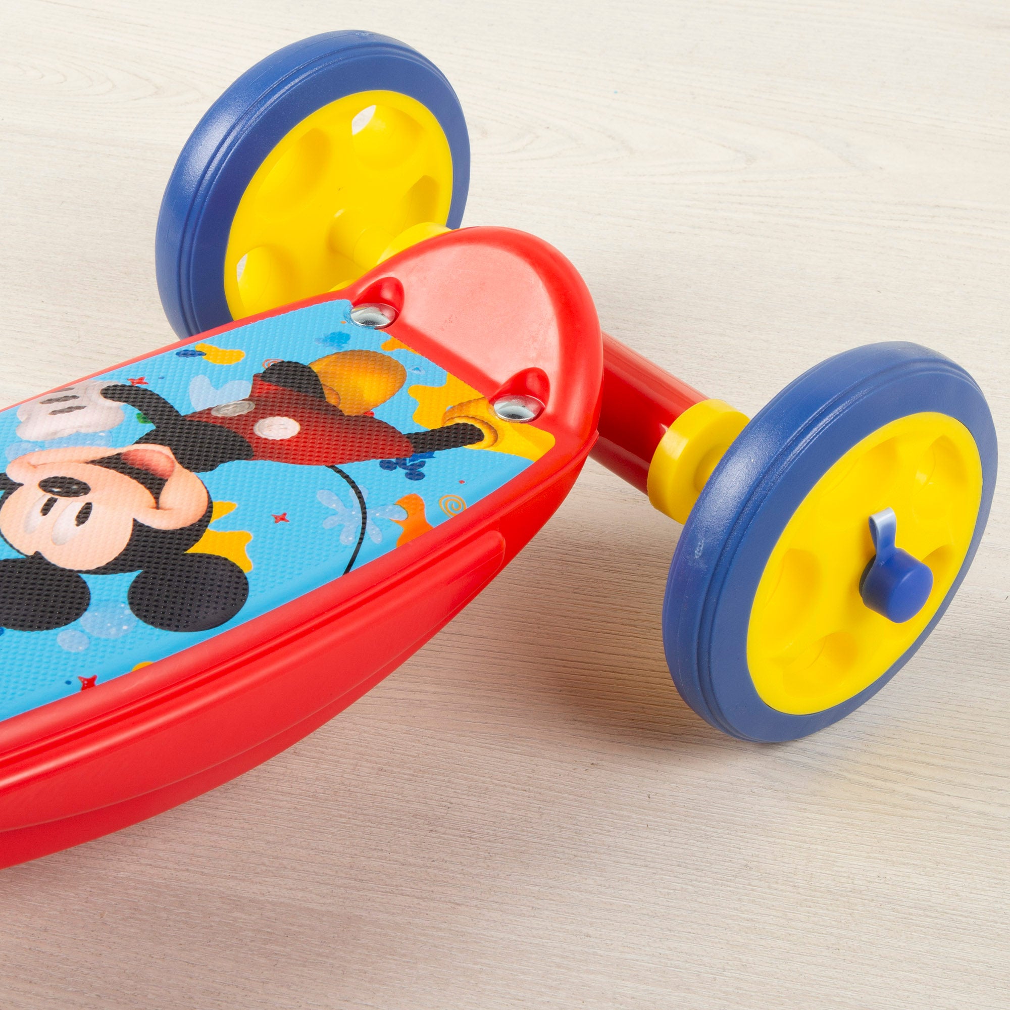 Trotinete Mickey Mouse de 3 rodas, dimensões 57x30x60-66 cm, peso máximo 20 kg, a partir dos 2 anos.