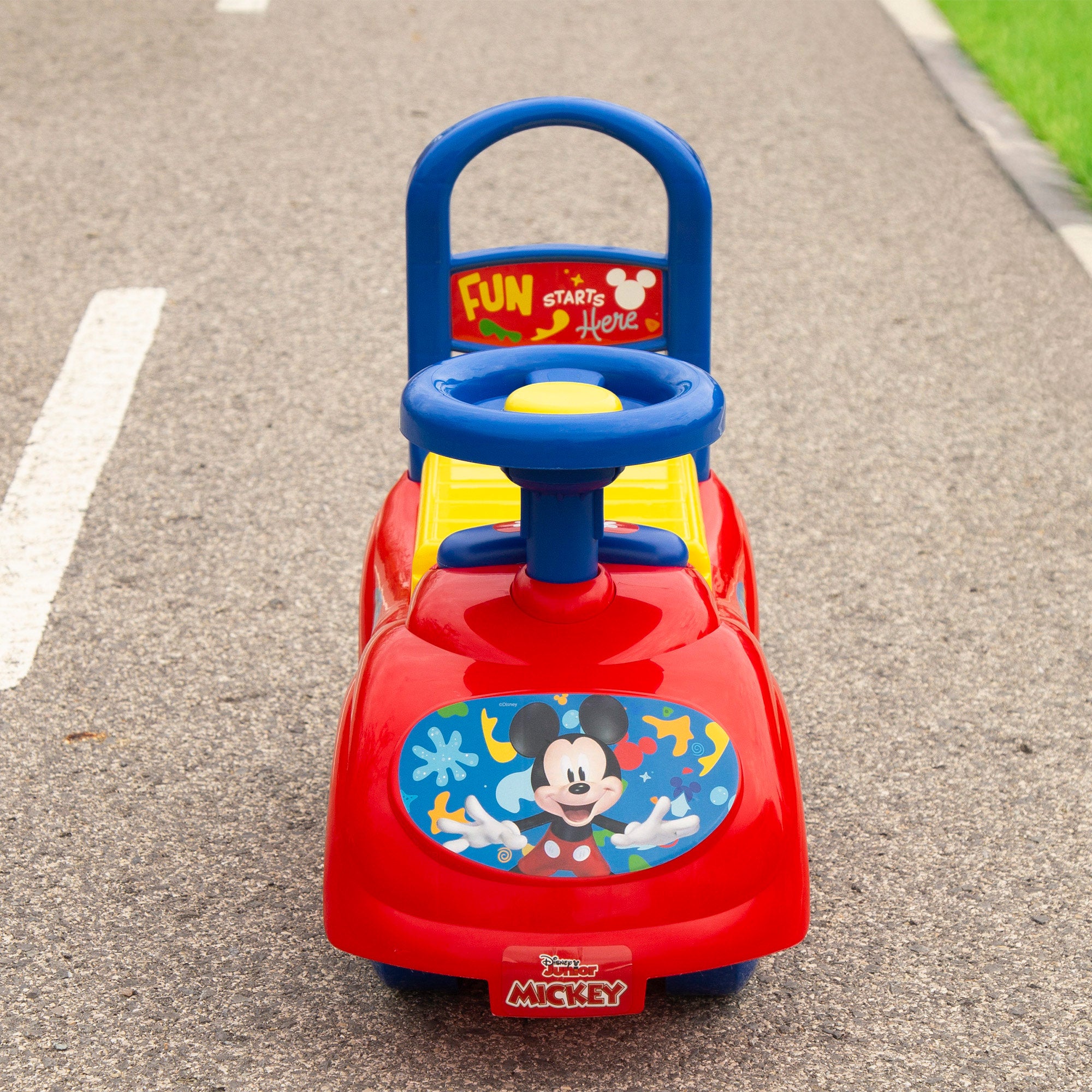 Brinquedo de montar do Mickey Mouse com telefone, buzina e compartimento para guardar coisas.