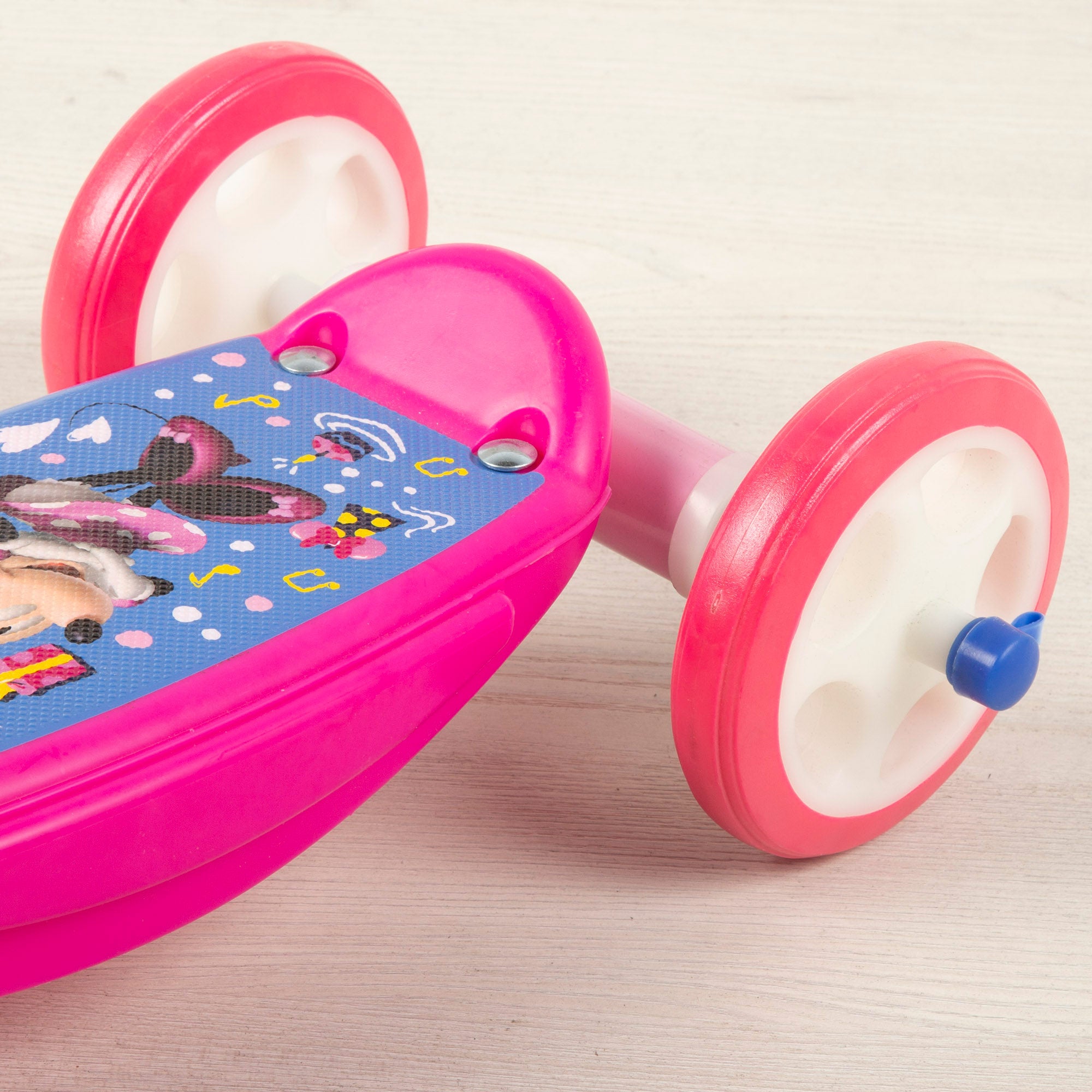 Trotinete Minnie Mouse de 3 rodas, dimensões 57x30x60-66 cm, peso máximo 20 kg, a partir dos 2 anos.