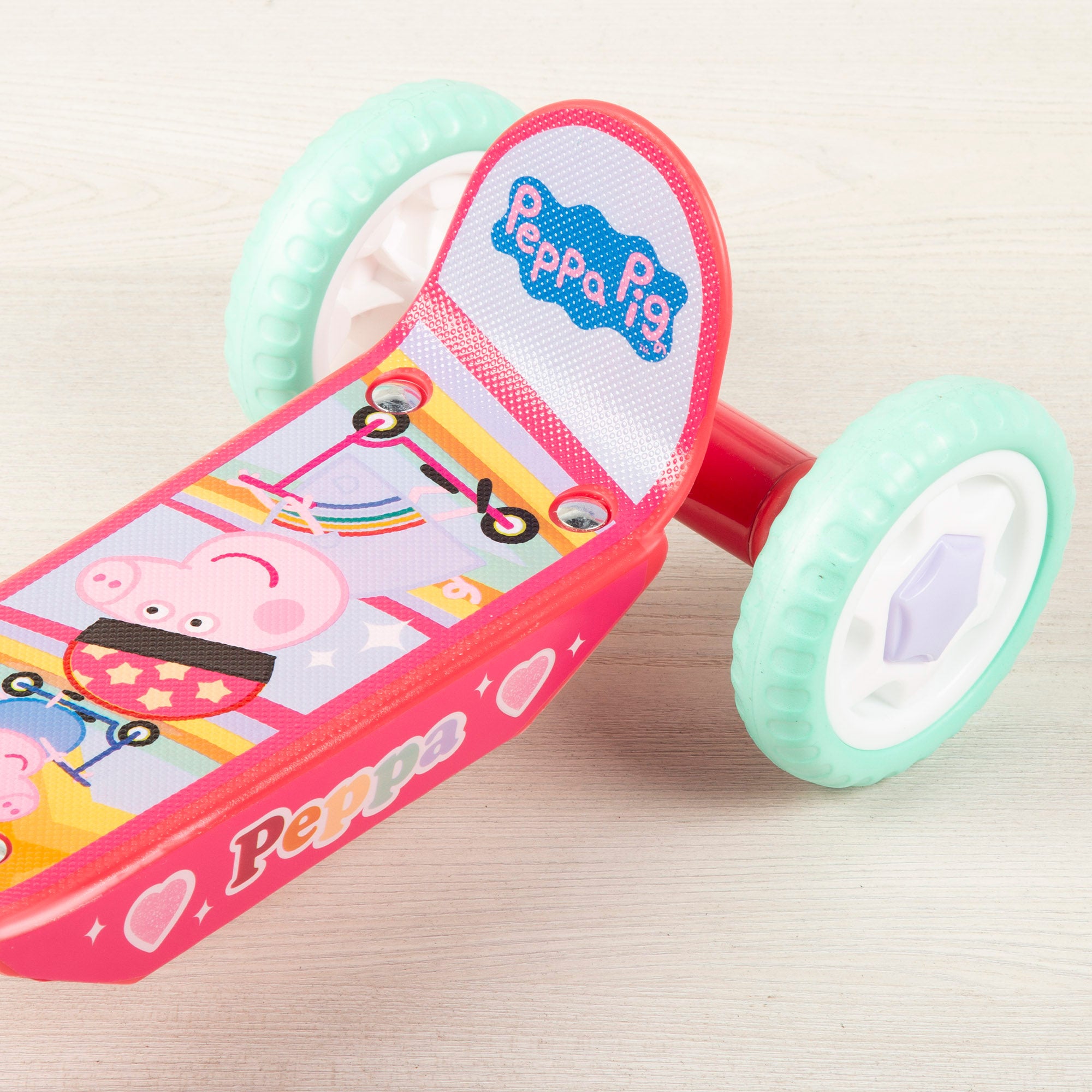 Trotinete Peppa Pig de 3 rodas, dimensões 58x36x65-70 cm, peso máximo 20 kg, a partir dos 2 anos.