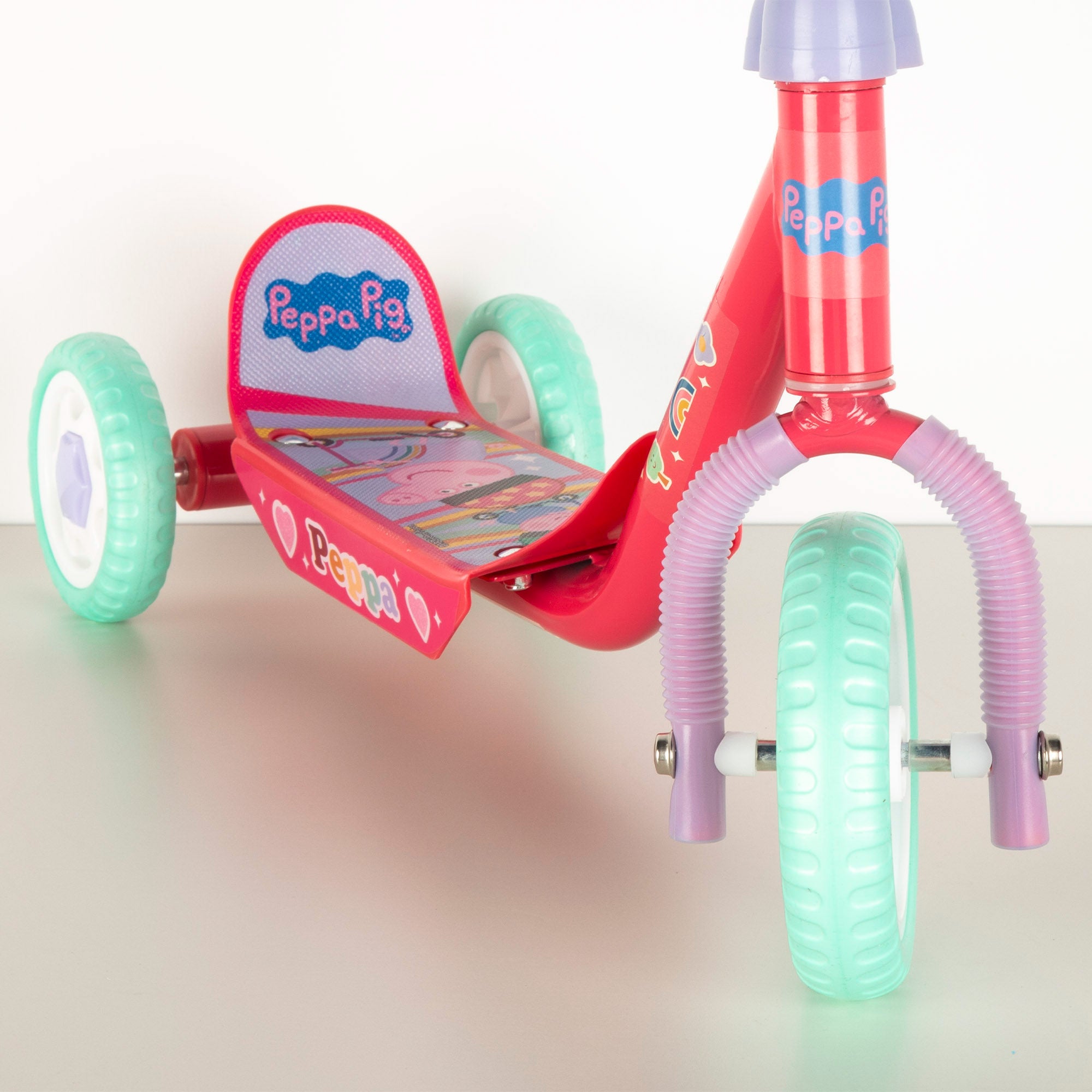 Trotinete Peppa Pig de 3 rodas, dimensões 58x36x65-70 cm, peso máximo 20 kg, a partir dos 2 anos.