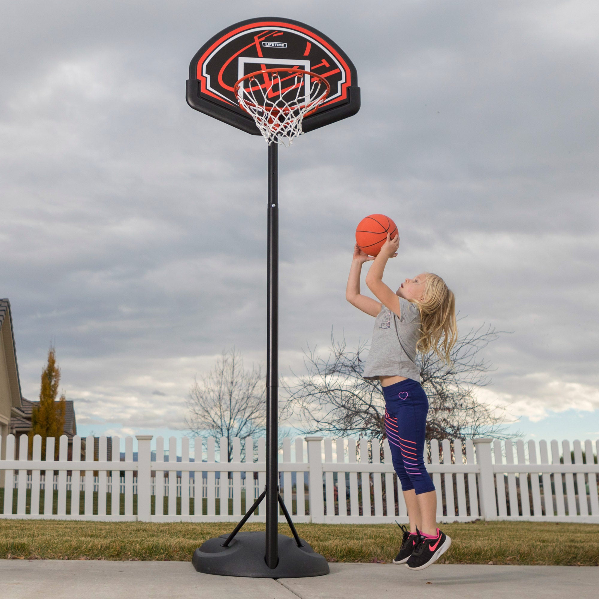 Cesta de basquetebol Lifetime Ultra-Resistant, altura ajustável 165/222 cm, UV100