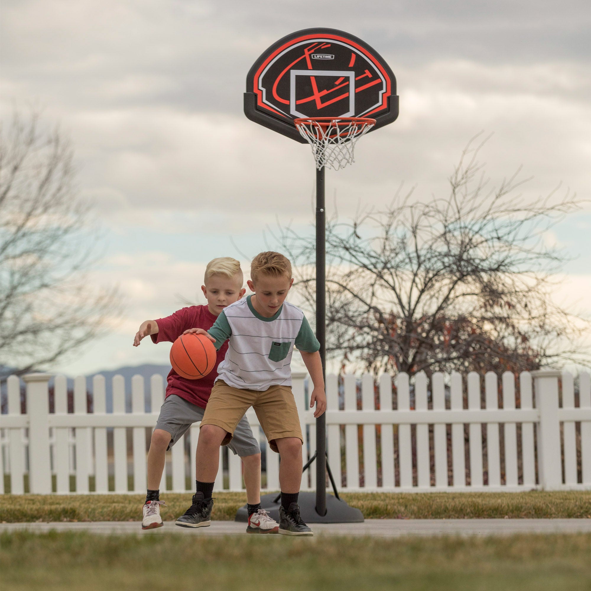 Cesta de basquetebol Lifetime Ultra-Resistant, altura ajustável 165/222 cm, UV100