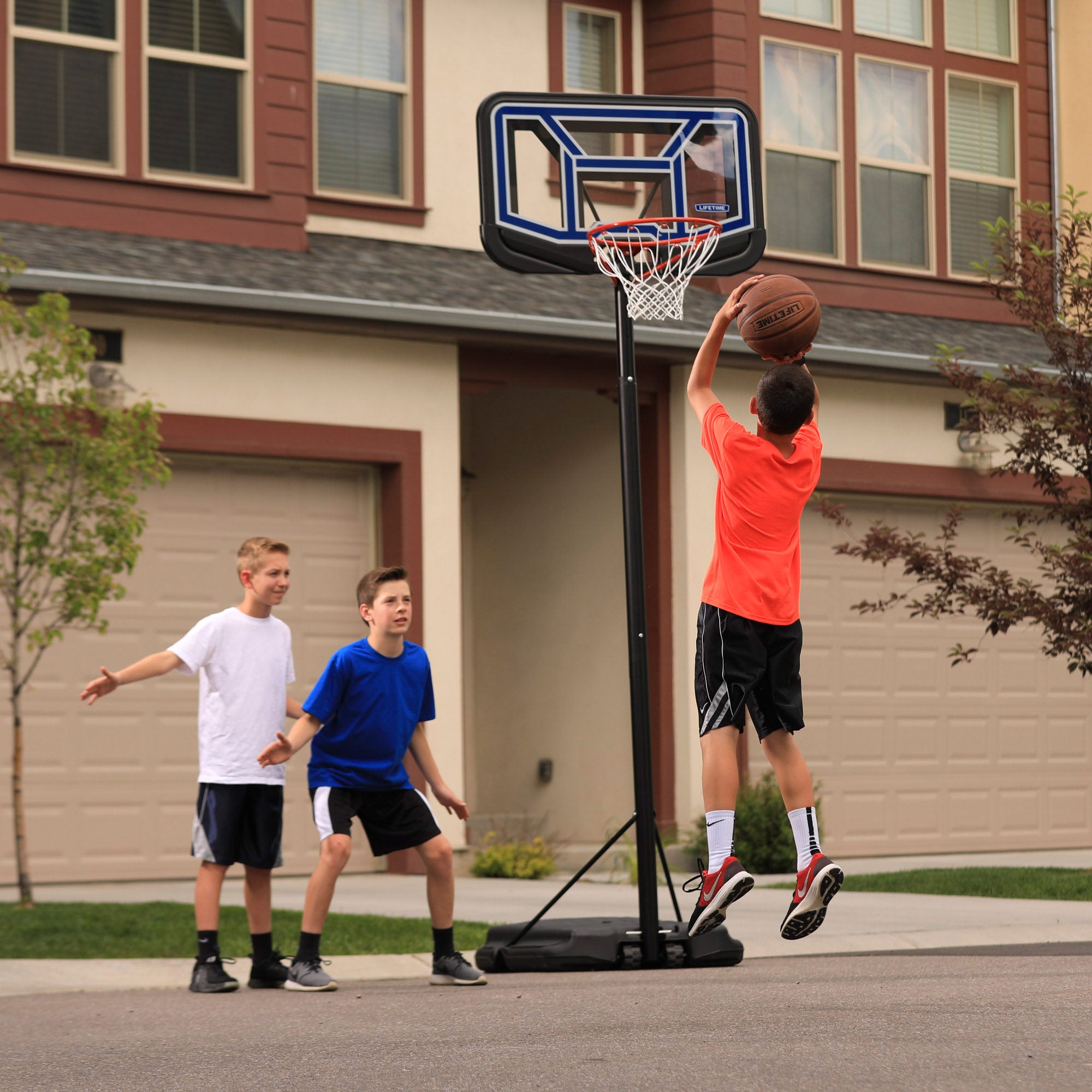 Cesto de basquetebol portátil LIFETIME, altura ajustável de 230/305 cm