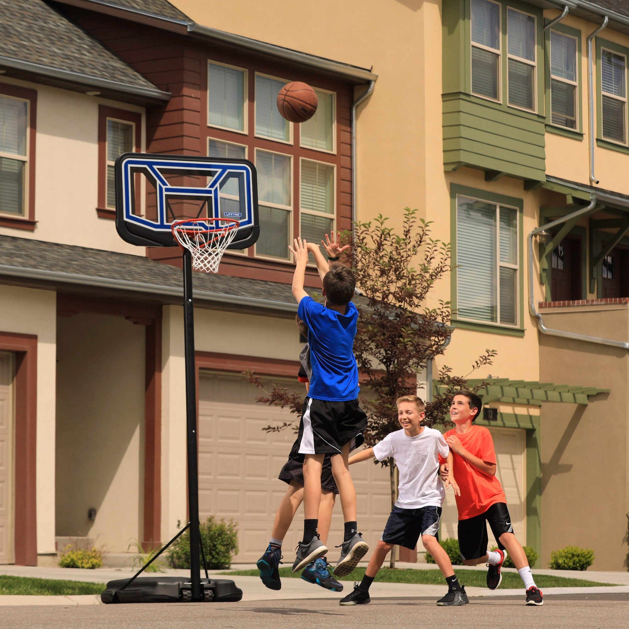 Cesto de basquetebol portátil LIFETIME, altura ajustável de 230/305 cm